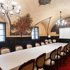 K významným architektonickým prvkům patří například renesanční klenbové sklepy nebo fresky z let 1936–37.

