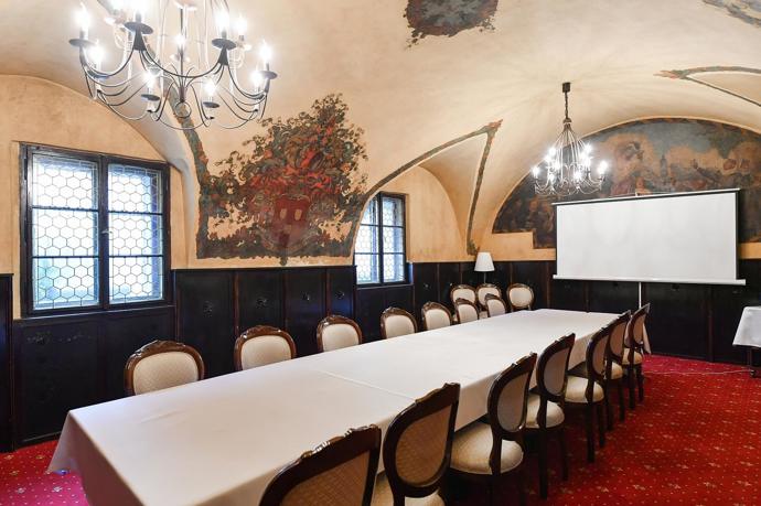 K významným architektonickým prvkům patří například renesanční klenbové sklepy nebo fresky z let 1936–37.
