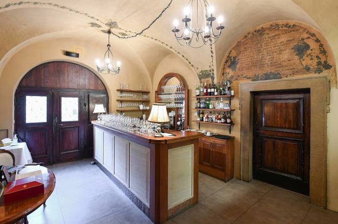 V přízemí a v podzemí je v provozu dlouhodobě fungující restaurace, ve druhém a třetím patře jsou pak celkem 4 byty.
