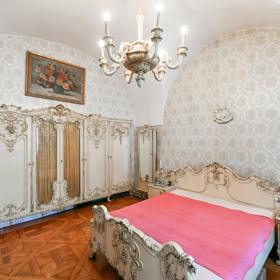  V přízemí a v podzemí je v provozu dlouhodobě fungující restaurace, ve druhém a třetím patře jsou pak celkem 4 byty.
