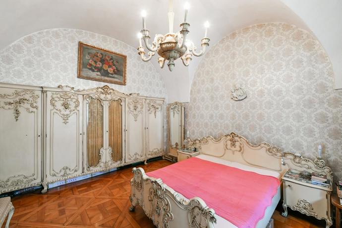  V přízemí a v podzemí je v provozu dlouhodobě fungující restaurace, ve druhém a třetím patře jsou pak celkem 4 byty.
