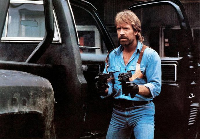 Chuck jako Matt Hunter v "akčňáku" Invaze (1985). Na ČSFD má film pouze 45 %, přesto si své diváky našel. 
