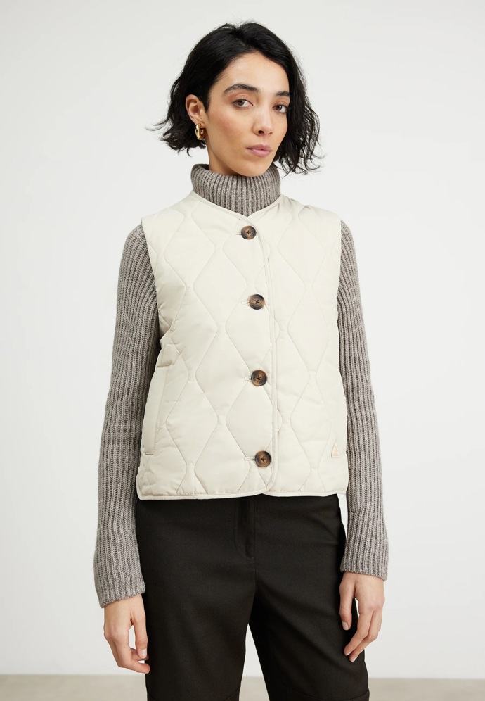Vesta: Barbour, 3 340 Kč
Vesta: Barbour, 3 340 Kč