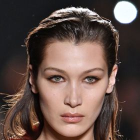 Skinny Brows nosí například modelka Bella Hadid
