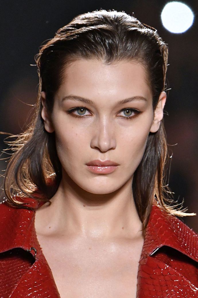 Skinny Brows nosí například modelka Bella Hadid
Skinny Brows nosí například modelka Bella Hadid