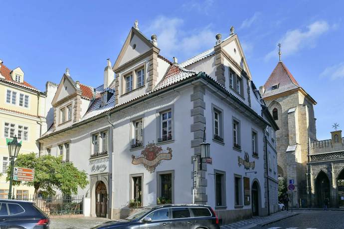  Jedno z nejkrásnějších míst historického jádra Prahy se nachází na Malé Straně v blízkosti Královské cesty, několika upravených veřejně přístupných zahrad, Petřínských sadů či Kampy.
