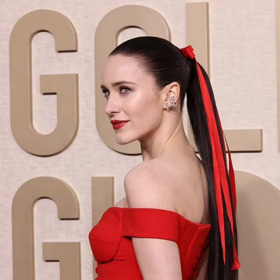 Herečka Rachel Brosnahan měla na Zlatých glóbech dlouhou červenou mašli, která ladila jak k jejímu copu, tak k jejím šatům
