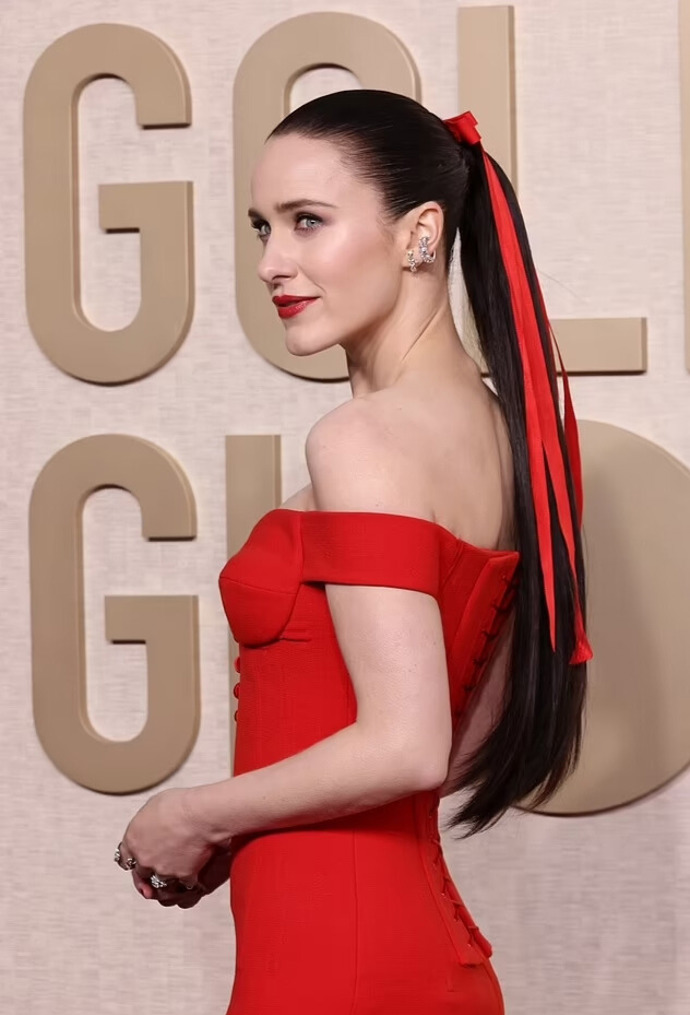 Herečka Rachel Brosnahan měla na Zlatých glóbech dlouhou červenou mašli, která ladila jak k jejímu copu, tak k jejím šatům
Herečka Rachel Brosnahan měla na Zlatých glóbech dlouhou červenou mašli, která ladila jak k jejímu copu, tak k jejím šatům