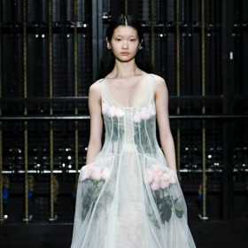 Simone Rocha na fashion weeku v Londýně dokonce zakomponovala růže do průsvitných šatů inspirovaných baletem
