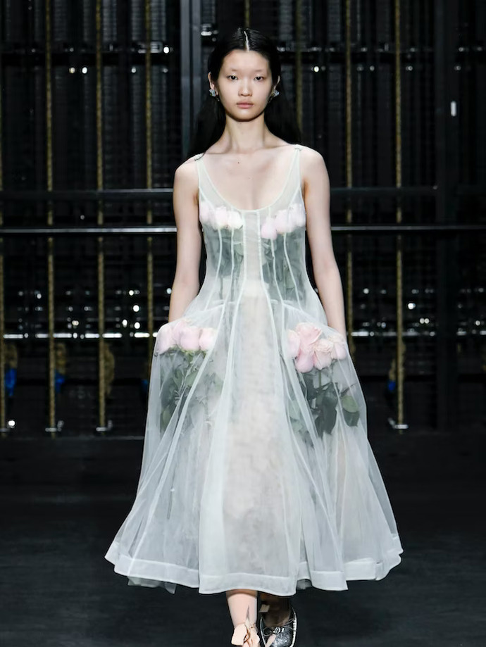 Simone Rocha na fashion weeku v Londýně dokonce zakomponovala růže do průsvitných šatů inspirovaných baletem
Simone Rocha na fashion weeku v Londýně dokonce zakomponovala růže do průsvitných šatů inspirovaných baletem