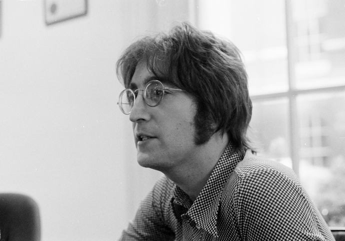 John Lennon se celosvětově proslavil jako zakladatel jedné z nejúspěšnějších hudebních skupin The Beatles. Kromě toho se také prosazoval jako mírový aktivista a některé jeho písně začaly být vnímány jako hymny protiválečných hnutí. Lennon se stal v roce 1980 obětí atentátu, kdy na něj pětkrát vystřelil Mark David Chapman. Bylo mu pouhých 40 let.

