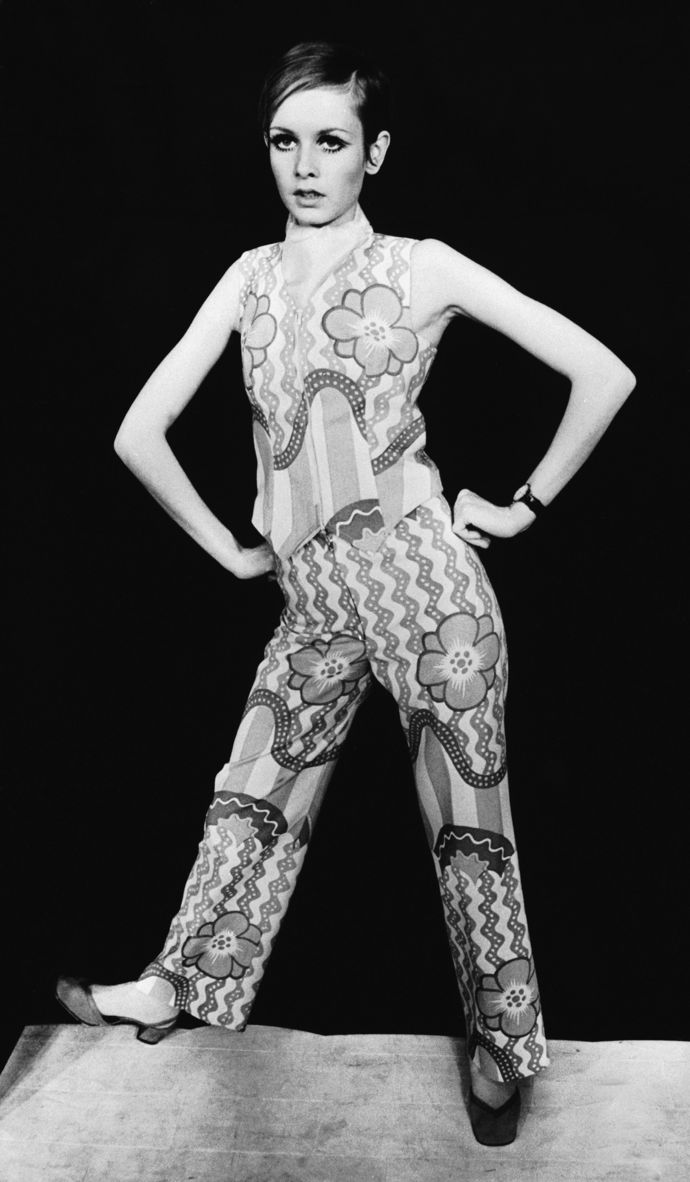 Twiggy pózuje v topu a zvonových kalhotách s popartovým designem z vlastní kolekce.
