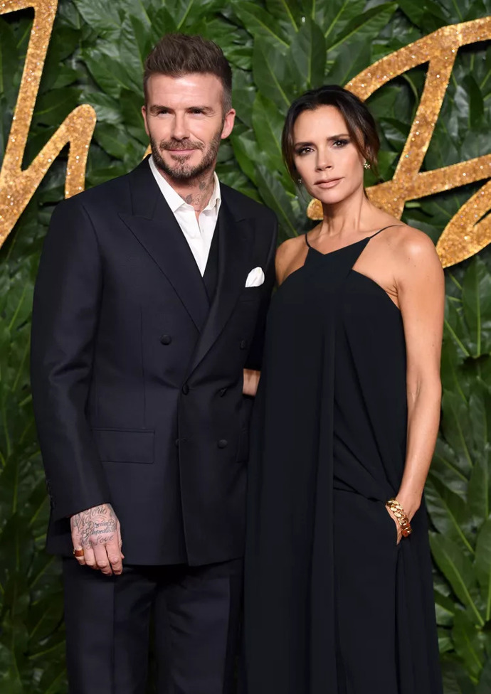 Victoria Beckham: „Když přijdu domů, snažím se položit telefon a trávit čas s Davidem a s dětmi.“
Victoria Beckham: „Když přijdu domů, snažím se položit telefon a trávit čas s Davidem a s dětmi.“