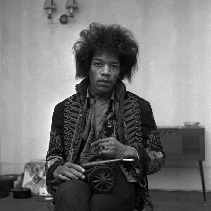 Jimi Hendrix byl jedním z nejvýznamnějších a nejvlivnějších kytaristů v historii rockové hudby. Do paměti veřejnosti se zapsal především po svém legendárním vystoupení na festivalu v Monterey. V roce 1969 byl dokonce hlavní hvězdou festivalu Woodstock. O rok později, ve svých 27 letech, náhle zemřel. Okolnosti kolem Hendrixovy smrti jsou dodnes poměrně nevyjasněné.
