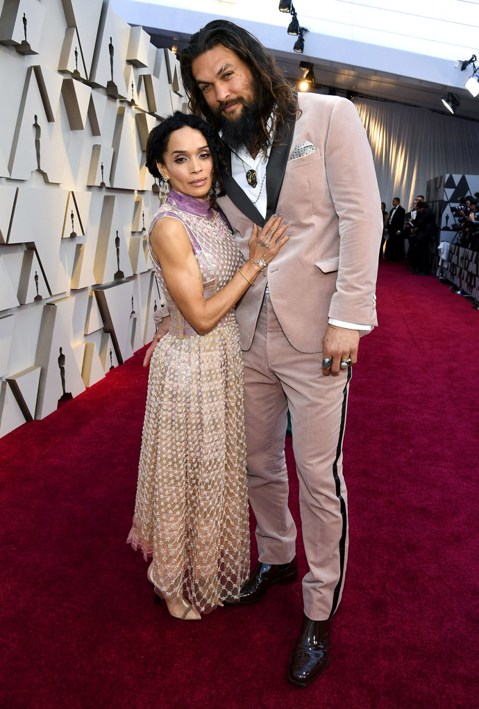 157 cm měřící herečka Lisa Bonet si po rozvodu s nevysokým rockerem Lennym Kravitzem vzala za manžela statného Aquamana. Jason Momoa je o 12 let mladší a se svými 193 cm také o 36 cm vyšší než ona. Rozvedli se po pěti letech.
