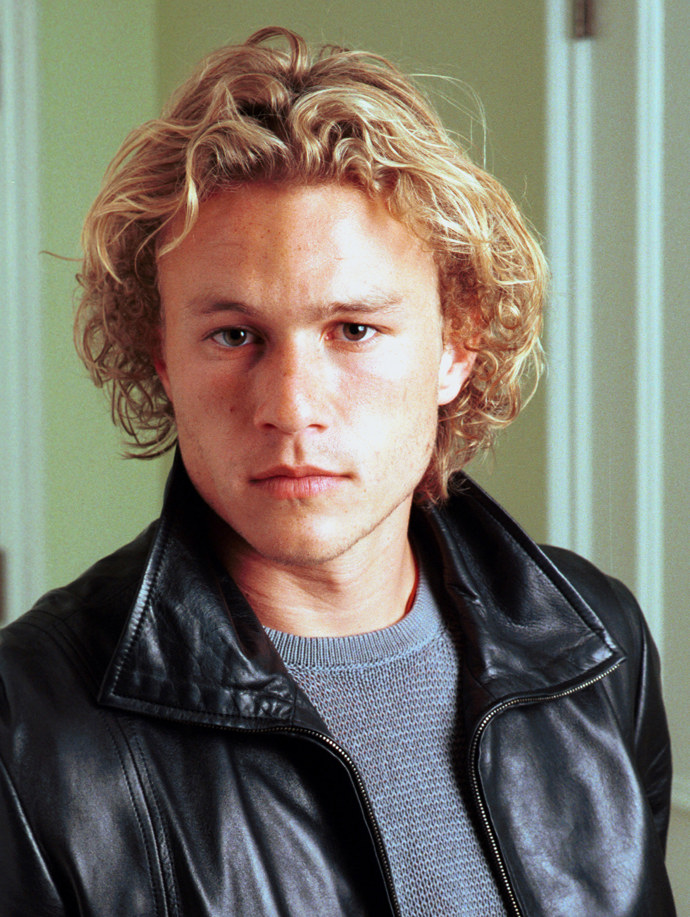Oblíbený australský herec Heath Ledger před sebou měl velkou hereckou kariéru. Zahrál si například ve filmech Zkrocená hora či Temný rytíř. Herec se celý život potýkal s těžkými psychickými problémy a závislostech na drogách a lécích. V roce 2008 byl ve svém pokoji v New Yorku nalezen mrtvý. Příčinou jeho smrti byla nešťastná náhoda – smrt zavinila přehnaná kombinace léků na spaní, antidepresiv a dalších, kterou zkrátka jeho organismus nevydržel. Bylo mu pouhých 28 let.
