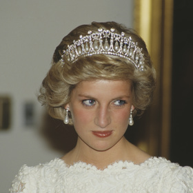 Princezna Diana, vlastním jménem Diana Frances Spencer, se do historie zapsala jako první manželka současného britského krále Karla III., s nímž měla dva syny - Williama a Harryho. Diana byla pro svou laskavost a krásu oblíbená po celém světě. Bohužel zemřela v roce 1997 při tragické autonehodě, kdy se spolu se svým tehdejším partnerem snažili uniknout několika paparazzi fotografům. Bylo jí pouhých 36 let.
Princezna Diana, vlastním jménem Diana Frances Spencer, se do historie zapsala jako první manželka současného britského krále Karla III., s nímž měla dva syny - Williama a Harryho. Diana byla pro svou laskavost a krásu oblíbená po celém světě. Bohužel zemřela v roce 1997 při tragické autonehodě, kdy se spolu se svým tehdejším partnerem snažili uniknout několika paparazzi fotografům. Bylo jí pouhých 36 let.
