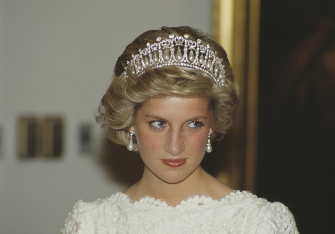 Princezna Diana, vlastním jménem Diana Frances Spencer, se do historie zapsala jako první manželka současného britského krále Karla III., s nímž měla dva syny - Williama a Harryho. Diana byla pro svou laskavost a krásu oblíbená po celém světě. Bohužel zemřela v roce 1997 při tragické autonehodě, kdy se spolu se svým tehdejším partnerem snažili uniknout několika paparazzi fotografům. Bylo jí pouhých 36 let.
