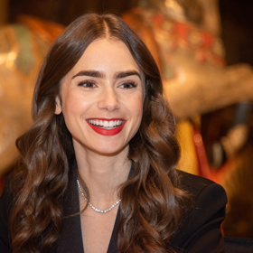 Lily Collins nosí nyní také dlouhé vlasy
