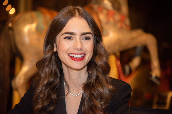 Lily Collins nosí nyní také dlouhé vlasy
Lily Collins nosí nyní také dlouhé vlasy
