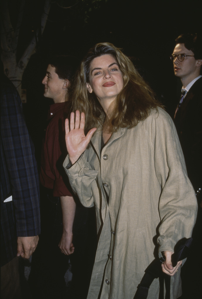 V 90. letech přitom objemné vlasy nosila i herečka Kirstie Alley, ale téměř bez malých kudrlinek

