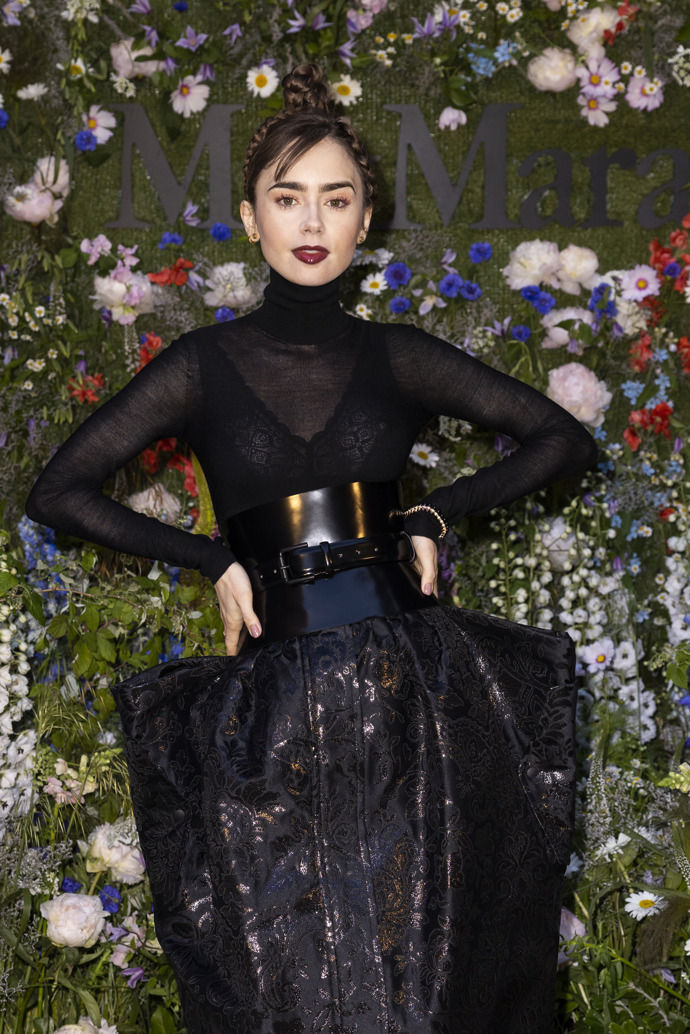 Účes z 90. let si oblíbila i Lily Jane Collins.
