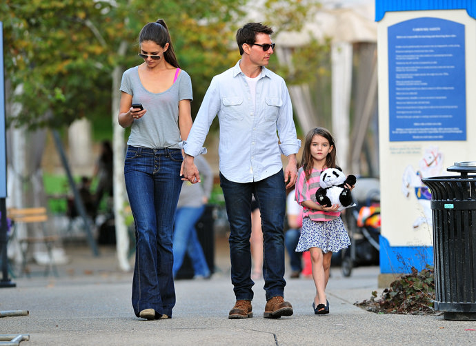 Tom Cruise, Katie Holmes a jejich jediná dcera Suri.
Tom Cruise, Katie Holmes a jejich jediná dcera Suri.
