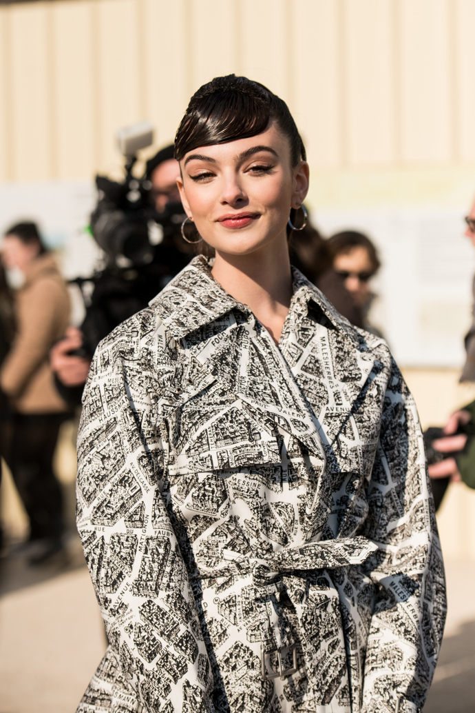 Trend ofiny můžete i lehce přehnat, pokud se jedná o fashion akci. Do práce radíme lehce ležérnější styl. 

