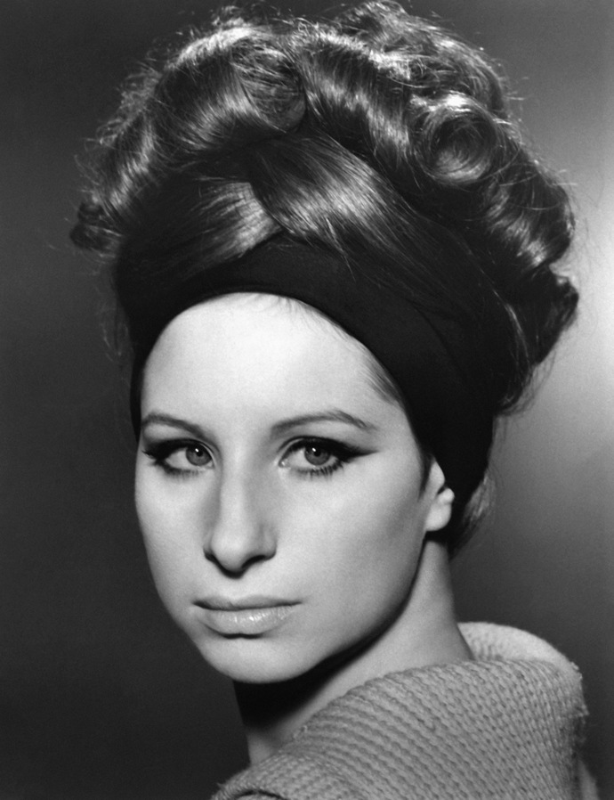 Elastickou látkovou čelenku měla v minulosti v oblibě i Barbra Streisand.

