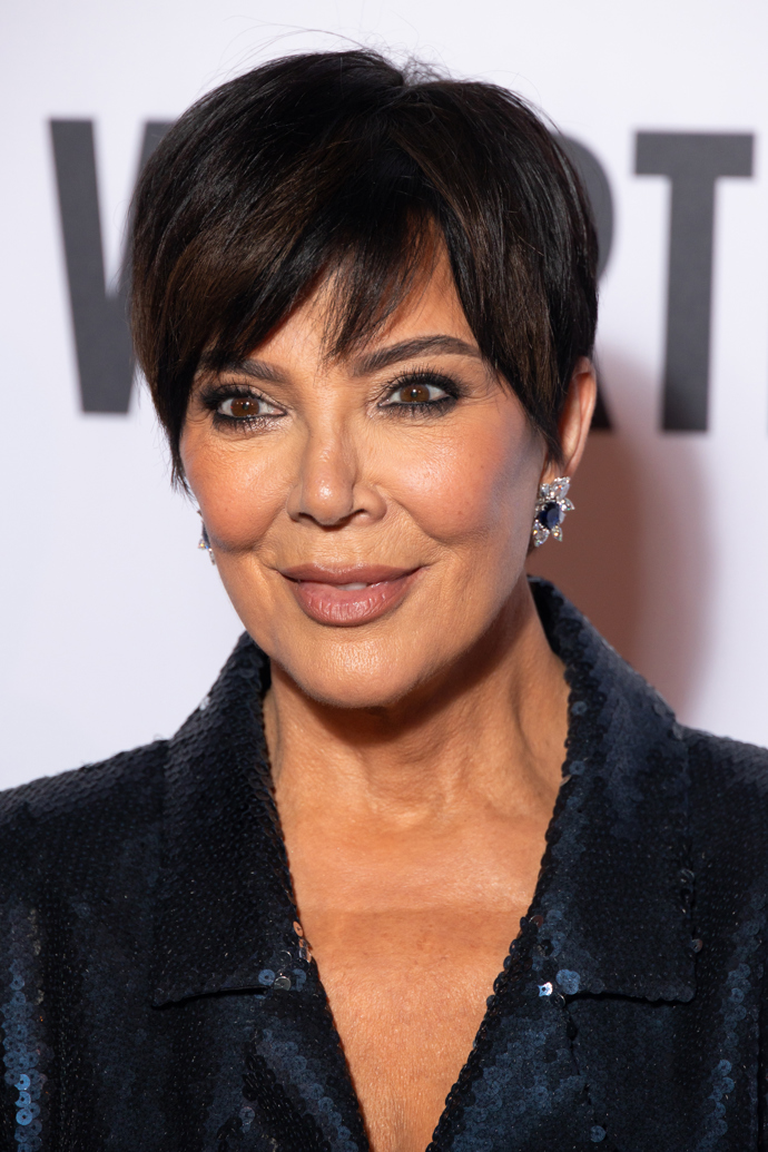 Pixie je pro Kris Jenner naprosto ikonickým účesem. Ta jej často nosí s předními vlasy sčesanými do čela, čímž vytváří efekt ofiny.
