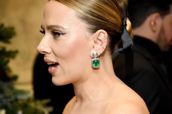 Podobný účes měla na prosincové charitativní akci i Scarlet Johansson
Podobný účes měla na prosincové charitativní akci i Scarlet Johansson