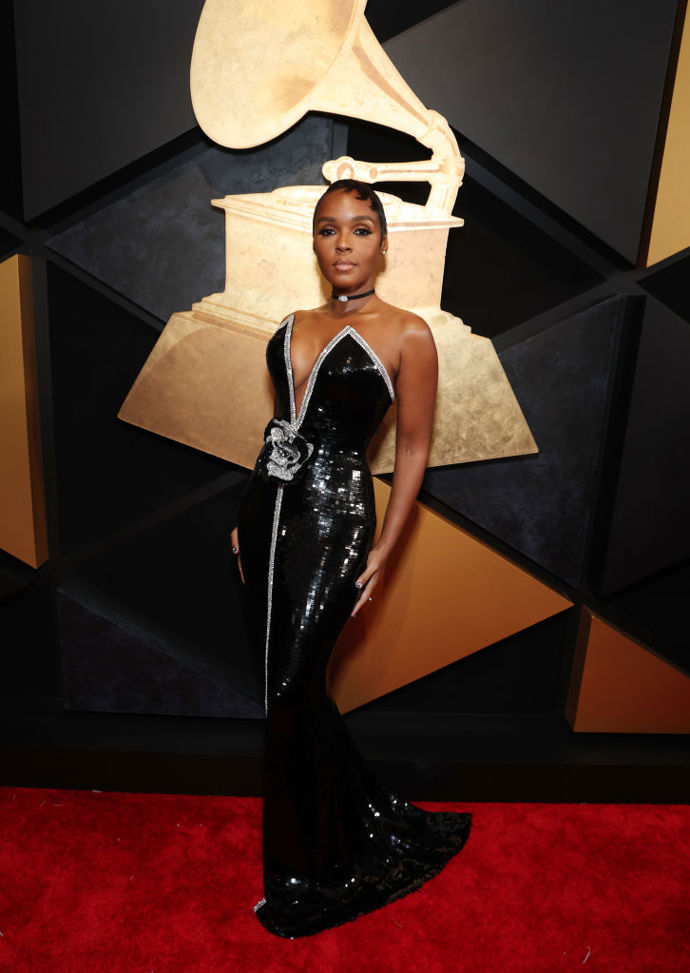 Janelle Monaé ve filtrovaných šatech Armani Privé, outfit doplnila šperky Yeprem Jewellery
