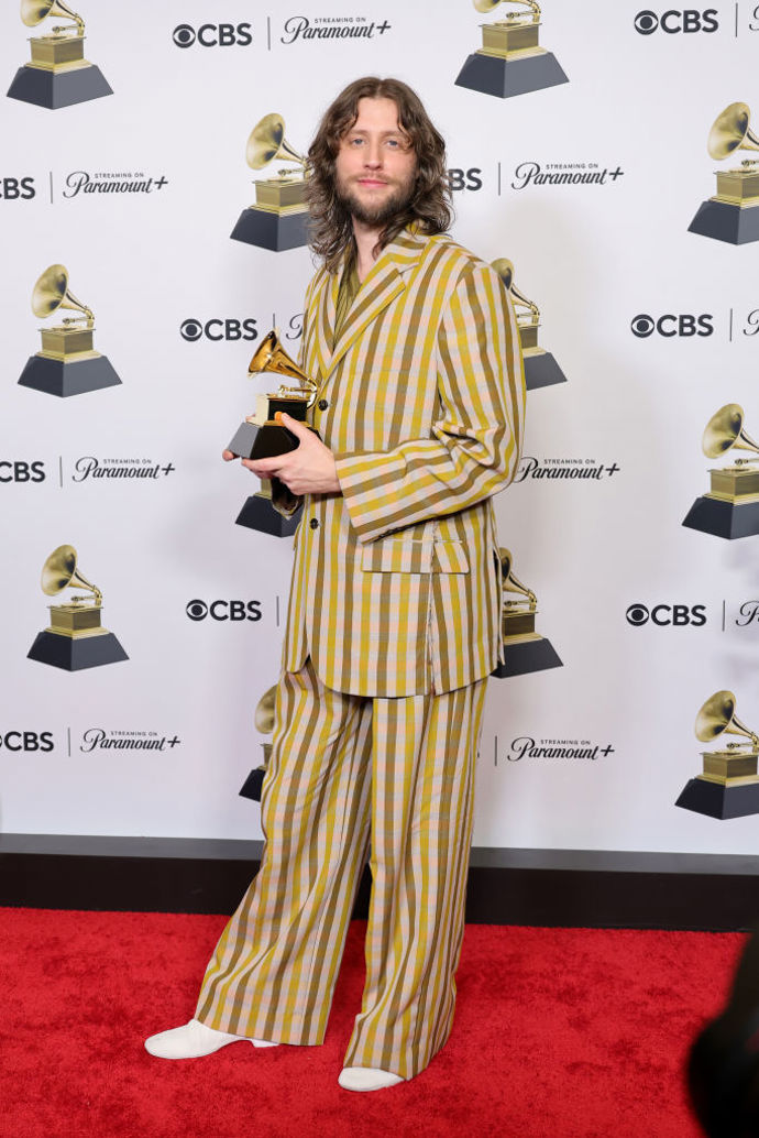 Ludwig Goransson, autor hudby k filmu Oppenheimer, zvolil pruhovaný oblek v oversized stylu

