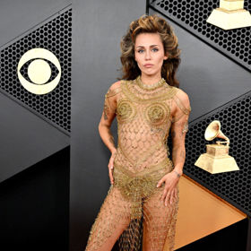 Miley Cyrus v šatech Maison Margiela vyrobených kompletně ze zlatých zavíracích špendlíků, k šatům obula lodičky Christian Louboutin for Maison Margiela. Celkem během večera zpěvačka vystřídala čtyři outfity.
