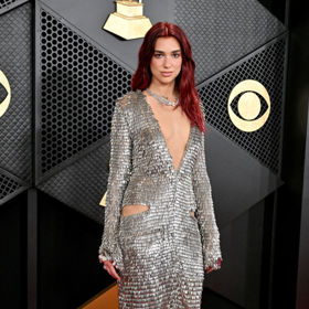 Dua Lipa v róbě francouzské značky Courrèges, kterou doplnila šperky Tiffany & Co.
