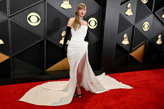 Taylor Swift oblékla model Schiaparelli Haute Couture
