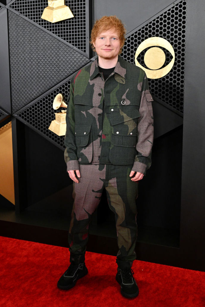 Ed Sheeran zvolil kostkovaný komplet s nádechem army stylu

