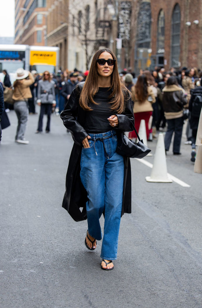 Kožené trenčkoty byly na fashion weeku v New Yorku velmi oblíbené, vynesla ho i influencerka Tamara Kalinic, a dokonce k němu v únoru obula žabky!
