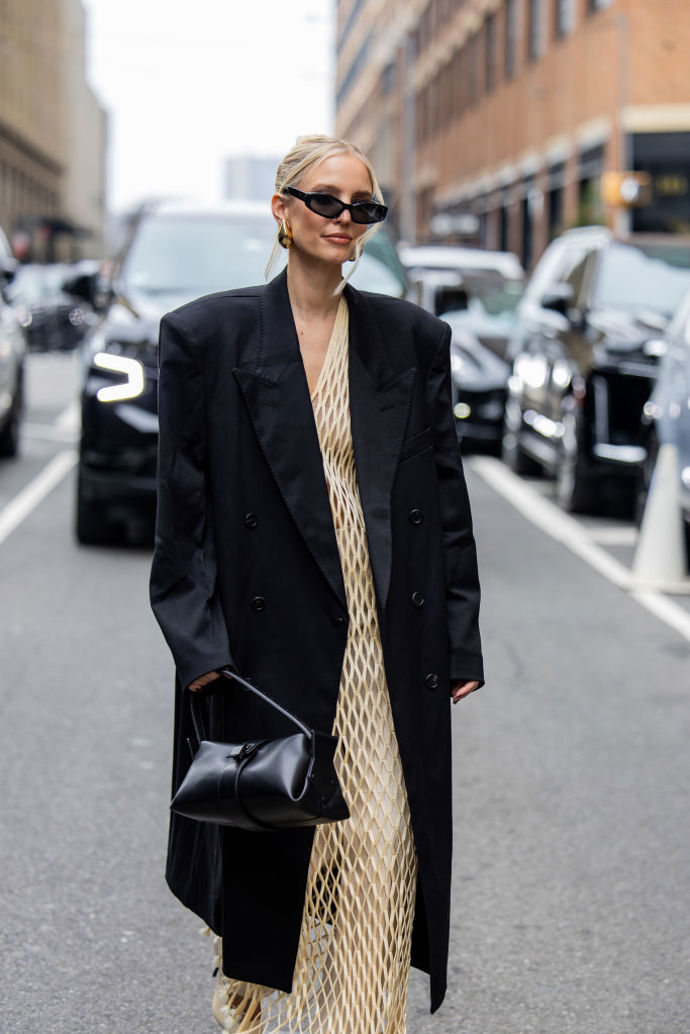 Leonie Hanne na přehlídku Proenza Schouler oblékla síťované šaty a oversized černý kabát s širokými rameny.
