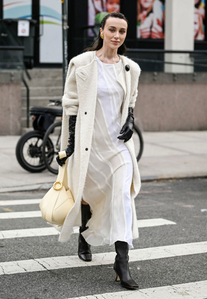 Outfit v krémových tónech můžete po vzoru influencerky Mary Leest doplnit černými kozačkami a dlouhými černými rukavičkami.
