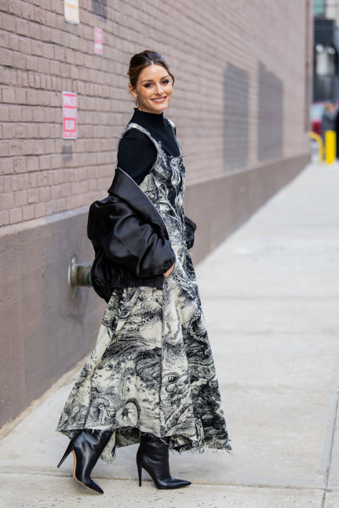 Olivia Palermo zvolila vzorované šaty na ramínka navrstvené s černým rolákem.
