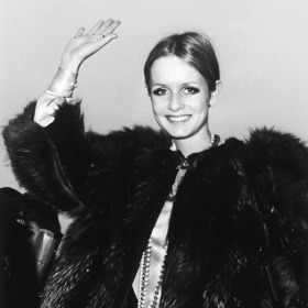 Twiggy na londýnském letišti Heathrow po příletu z Japonska v listopadu 1967. 
