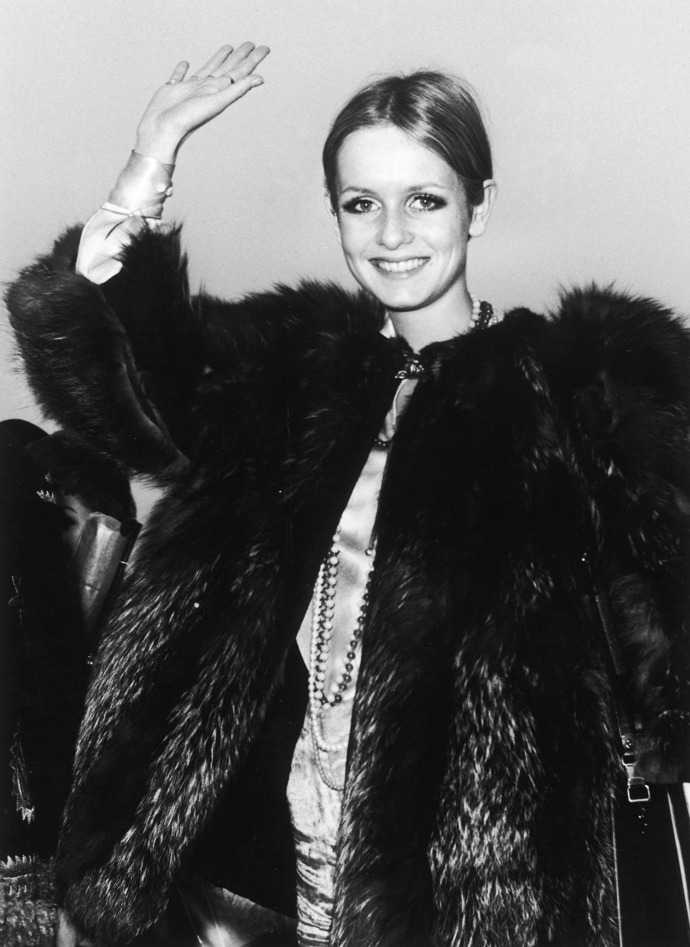 Twiggy na londýnském letišti Heathrow po příletu z Japonska v listopadu 1967. 
