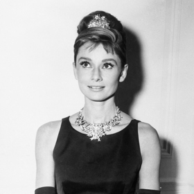 Audrey Hepburn byla uznávanou hereckou a módní ikonou. Právem se řadí mezi nejlegendárnější ženy klasické hollywoodské kinematografie. Zemřela v roce 1993 ve svých 63 letech.
Audrey Hepburn byla uznávanou hereckou a módní ikonou. Právem se řadí mezi nejlegendárnější ženy klasické hollywoodské kinematografie. Zemřela v roce 1993 ve svých 63 letech.