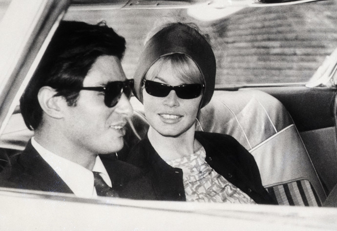 Elastickou látkovou čelenku velmi často nosila ikonická Brigitte Bardot.
