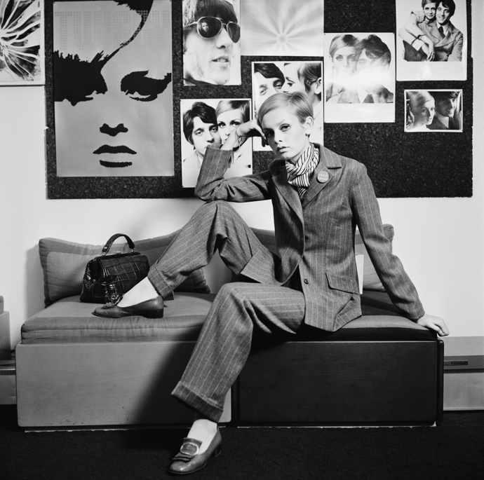 Twiggy pózuje v kalhotovém kostýmu z vlastní módní kolekce Twiggy Dresses. 
