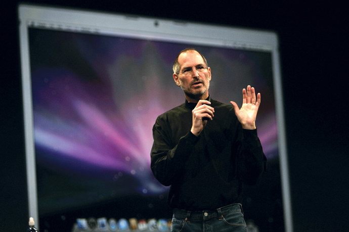 Zakladatel společnosti Apple, Steve Jobs, patřil k nejvýraznějším osobnostem počítačového průmyslu. Produkty firmy Apple používáme, či minimálně známe, téměř všichni. Steve zemřel v roce 2011 ve věku 56 let na rakovinu slinivky břišní.
