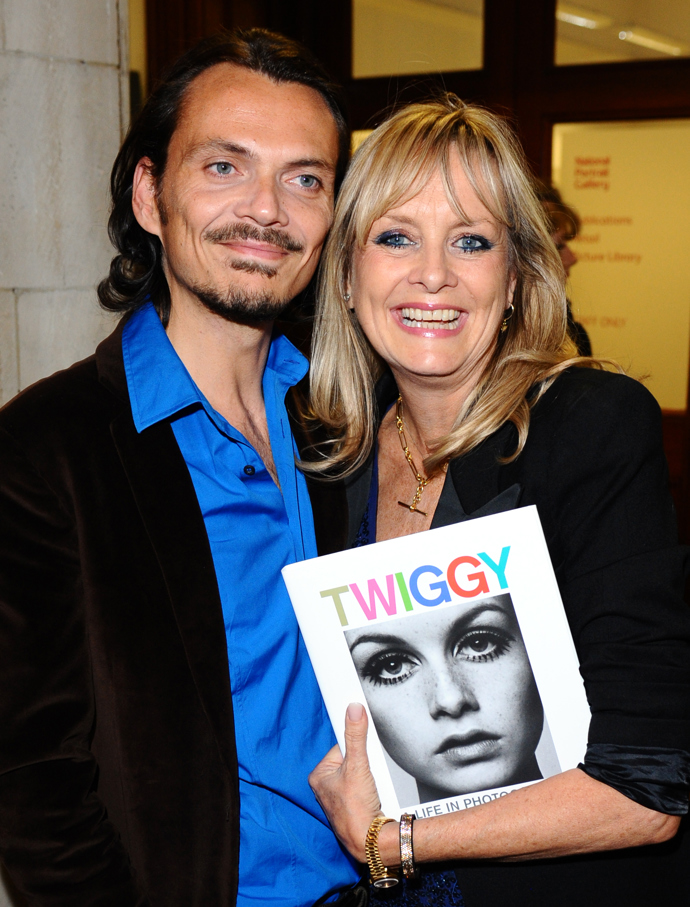 Twiggy a interiérový designér Matthew Williamson v londýnské galerii na představení knihy Twiggy A Life In Photographs (Twiggy - život ve fotografiích). 
