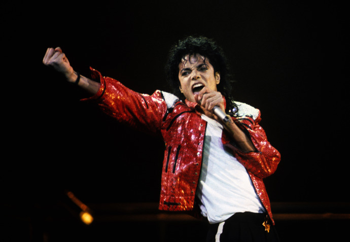 Americká hudební legenda a "Král popu" – to byl Michael Jackson. Po skupině The Beatles a zpěvákovi Elvisi Presleym se zařadil na třetí místo nejprodávanějších interpretů všech dob. Do paměti veřejnosti se zapsal nejen svým hlasem, ale také stylem oblékání a tanečním talentem. Král popu zemřel v roce 2009 ve věku 50 let. Příčinou smrti byla srdeční zástava vyvolaná intoxikací léky. 
