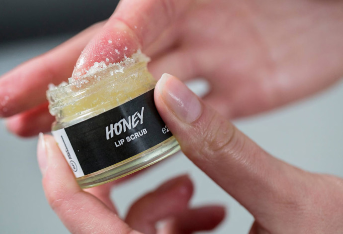 Slaďoučký zjemňující peeling na rty Honey, 320 Kč
Slaďoučký zjemňující peeling na rty Honey, 320 Kč